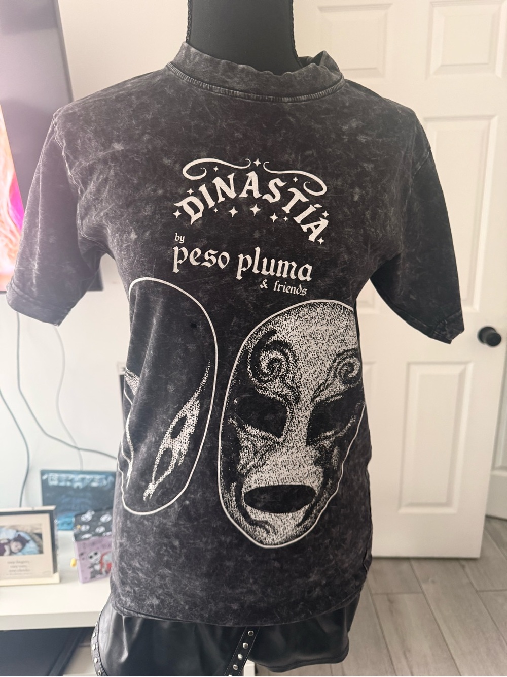 Dinastia Peso Pluma Graphic Tee in Distressed Black